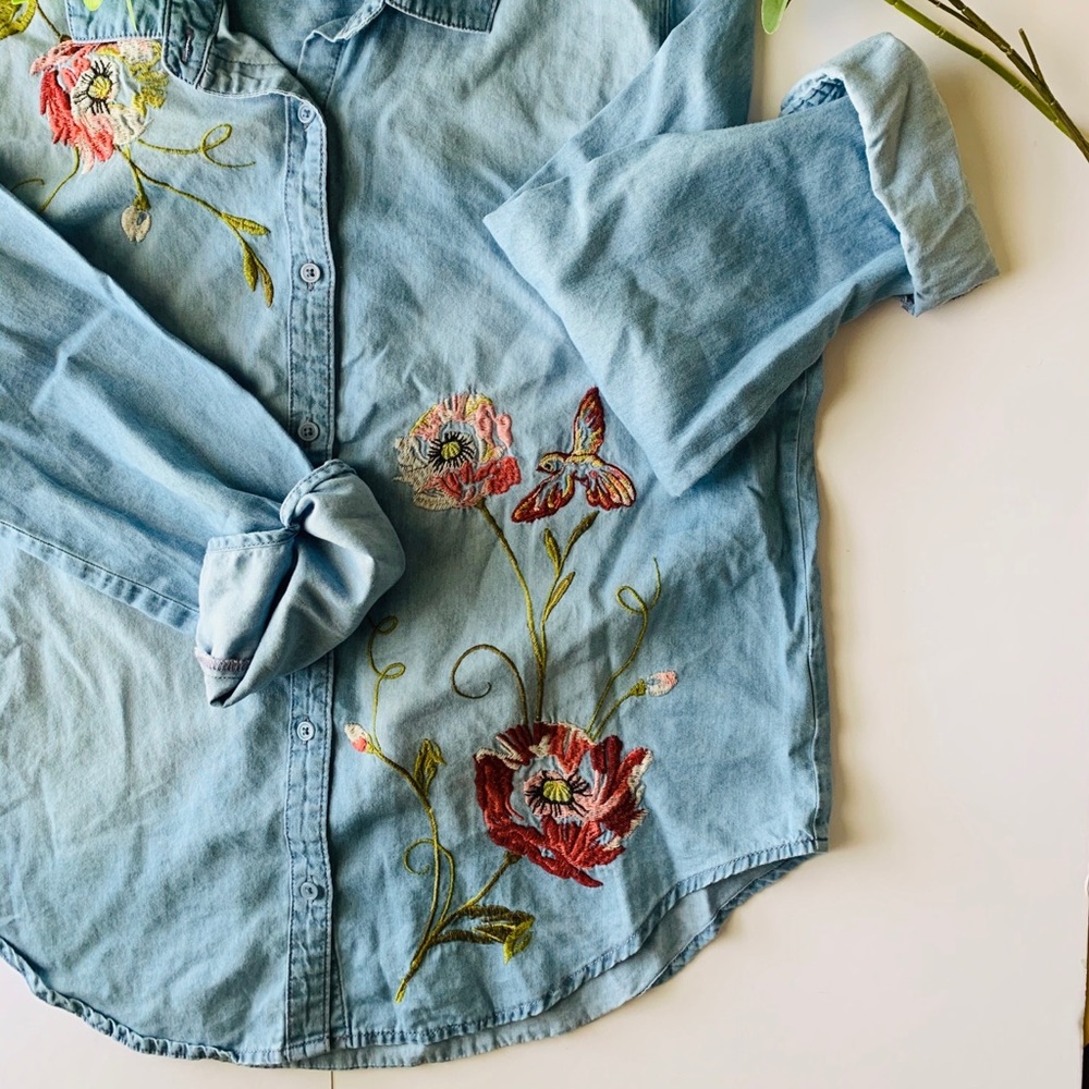 FLORAL EMBROIDERED BUTTON UP